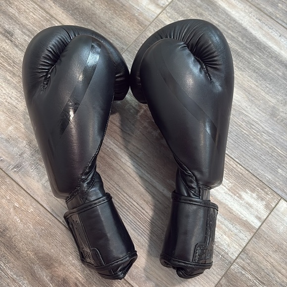 Sanabul 16oz Boxing Gloves - Picture 7 of 10